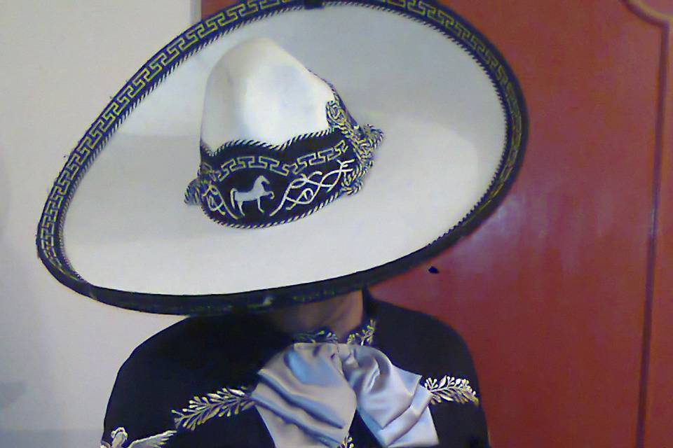 Con camizola y sombrero