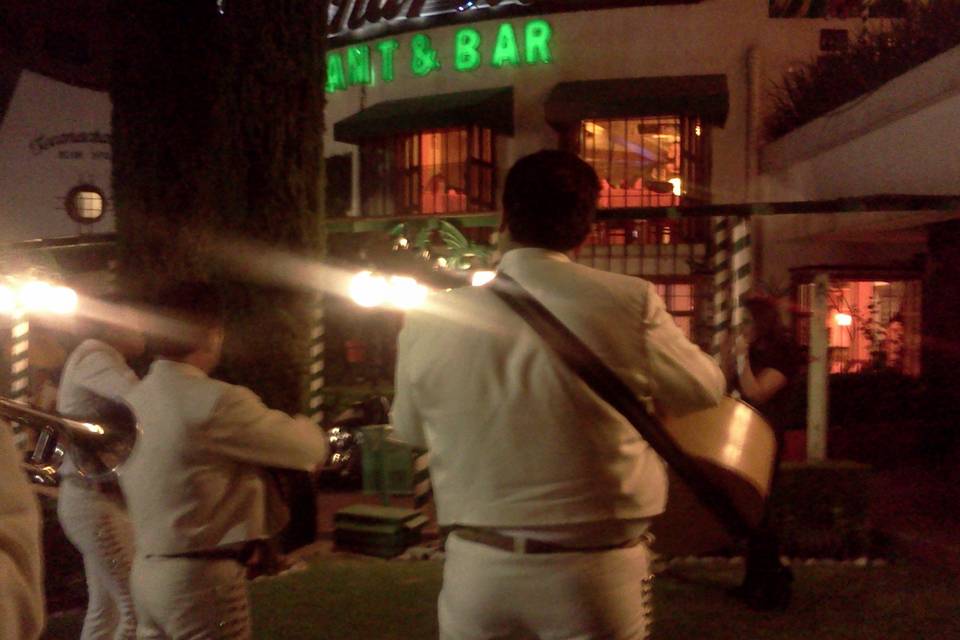 Serenata en restaurante