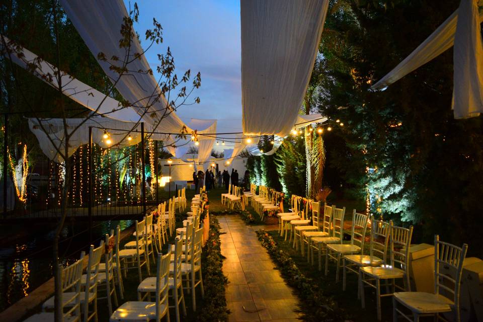 Piscina jardín noche