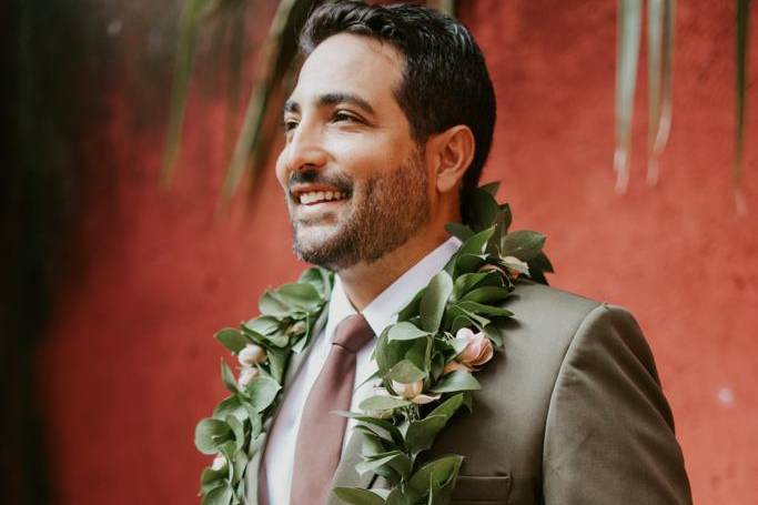 Novia con un arreglo floral alrededor del cuello