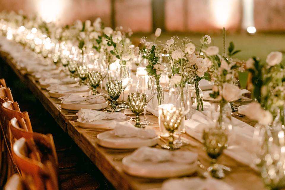 Arreglo para mesa con flores blancas y velas