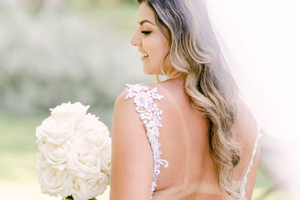 Novia con un bouquet blanco