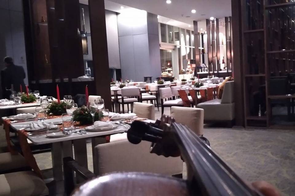 Violinista en la cena