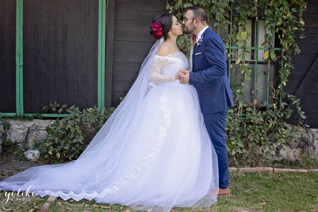 Novios berta y ricardo beso en