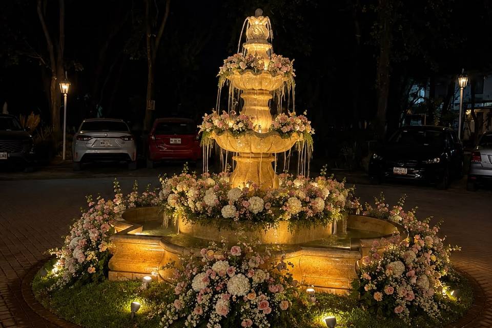 Fuente iluminada de mármol