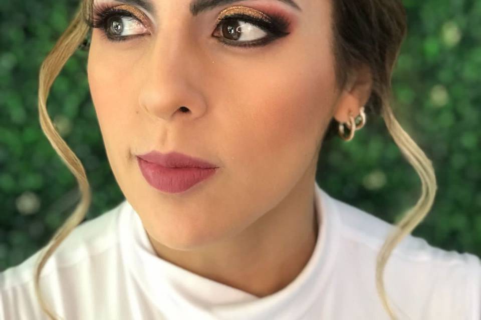 Maquillaje y peinado recogido