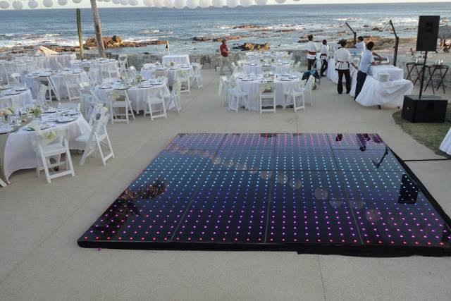Pista led en evento frente al mar