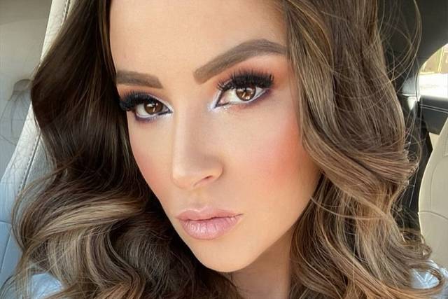Mujer con maquillaje con foco en los ojos