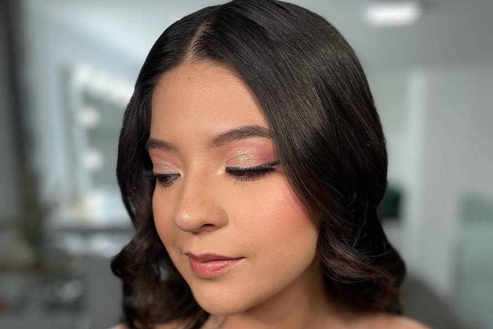 Novia con cabello suelto, maquillada del pecho
