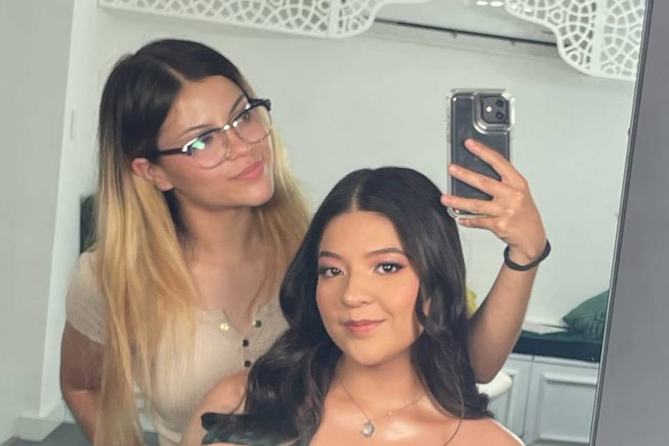 Novia posando con maquilladora