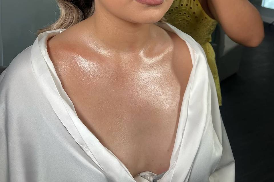 Novia con maquillaje brillante