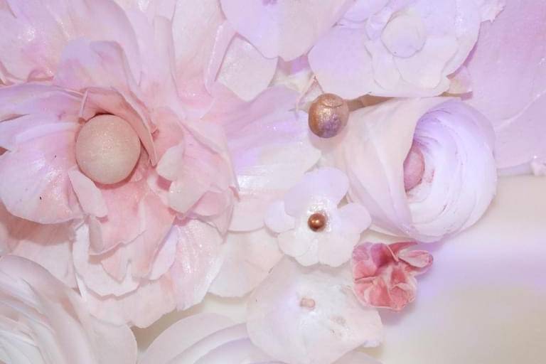 Pastel con flores de oblea