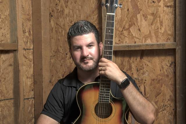 Músico con su guitarra