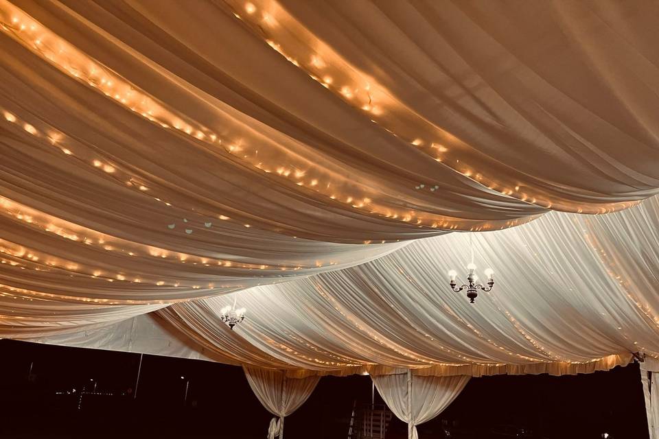 Carpa plisada con luces