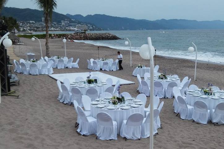 Mesas y pista en la playa