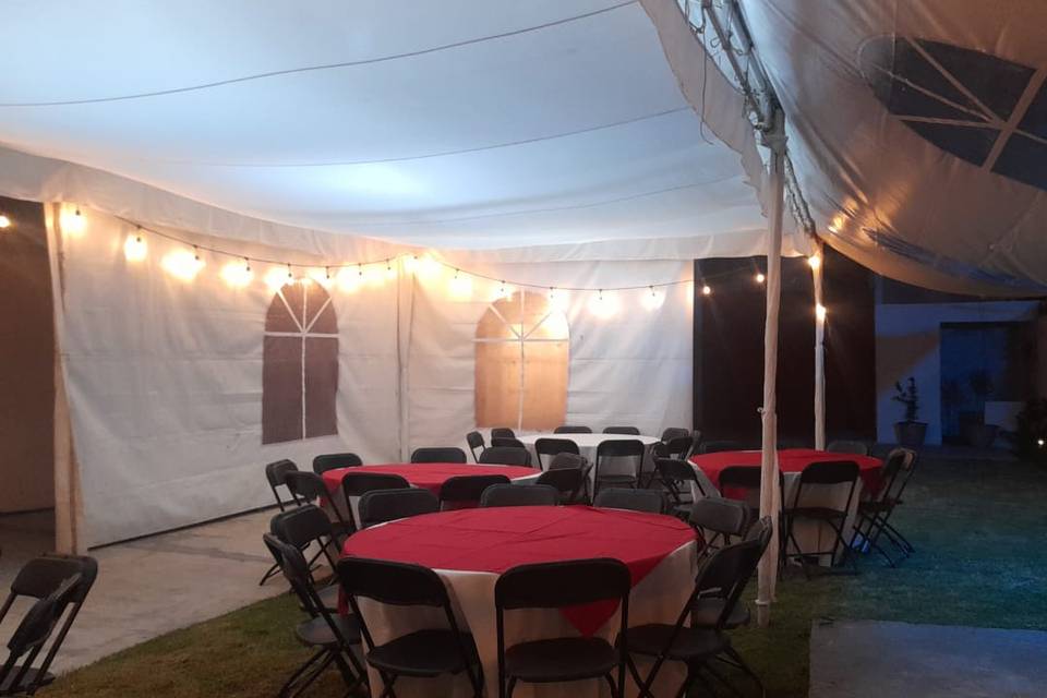 Montaje de carpa y mesas de noche
