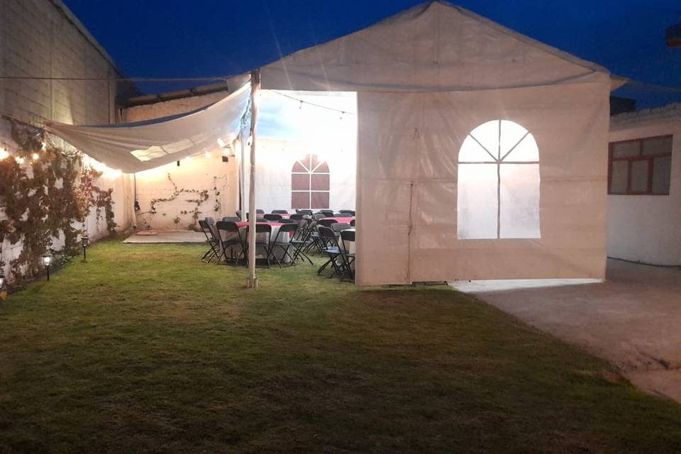 Montaje con carpa blanca
