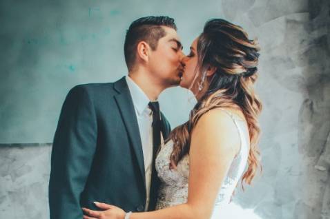 Beso de recién casados