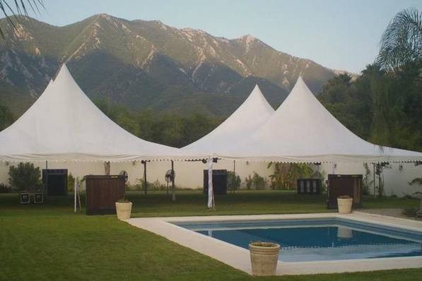 Toldo junto a la piscina