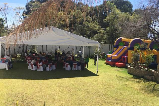 Jardín con carpa para evento