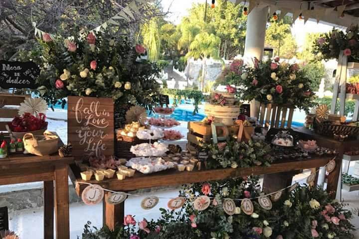 Mesa de postres y cupcakes