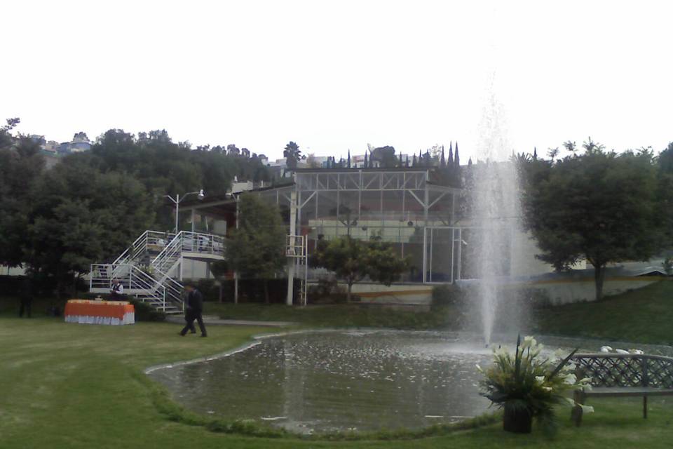 Lago en el jardín del CED