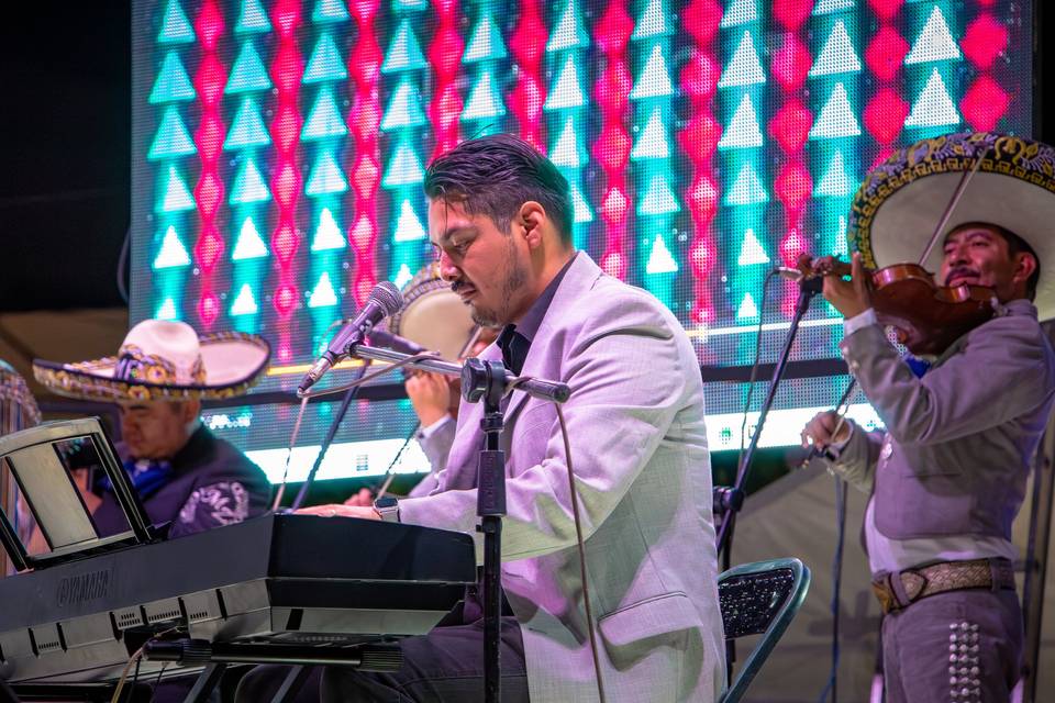 Sobremesa con mariachi