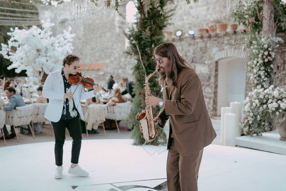 Sax & Violin Show at Gto