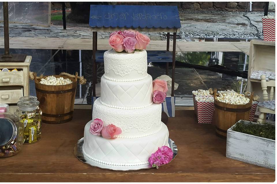 Sugar lace wedding cake