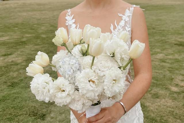 Ramo de flores blancas y tulipanes