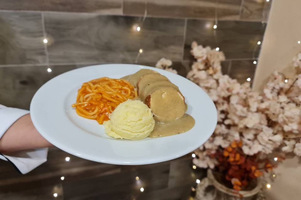 Ave rellena y gravy champiñón