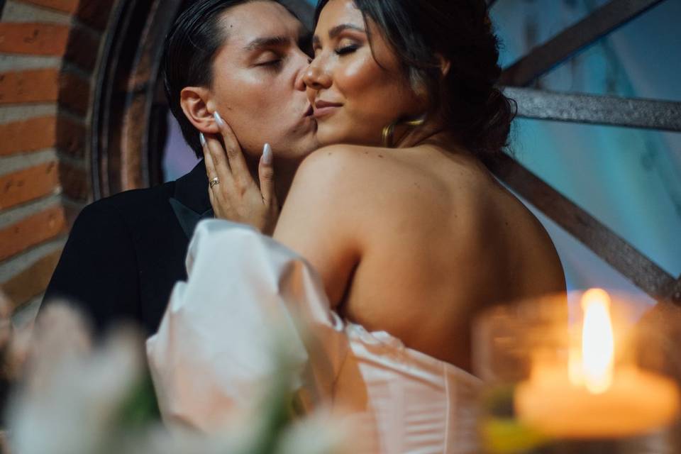 Pareja besándose