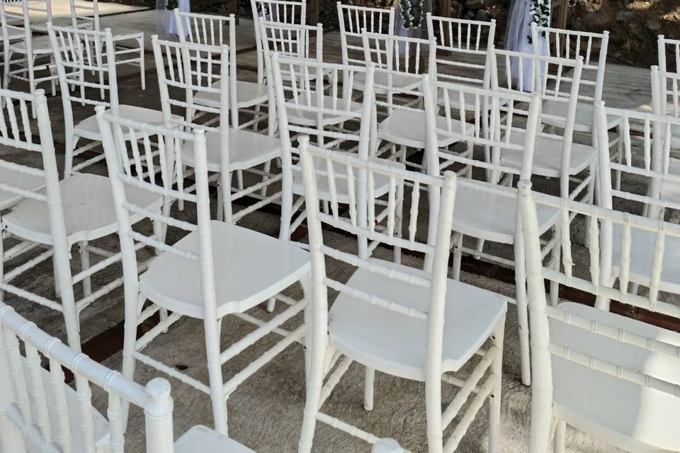 Sillas blancas