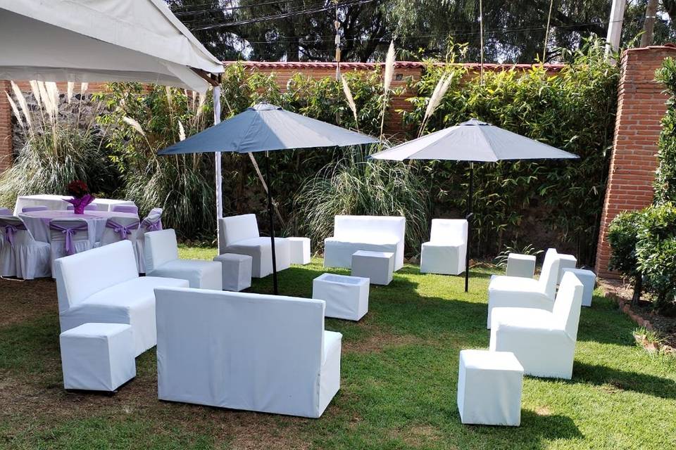 Sala lounge blanca con jardín