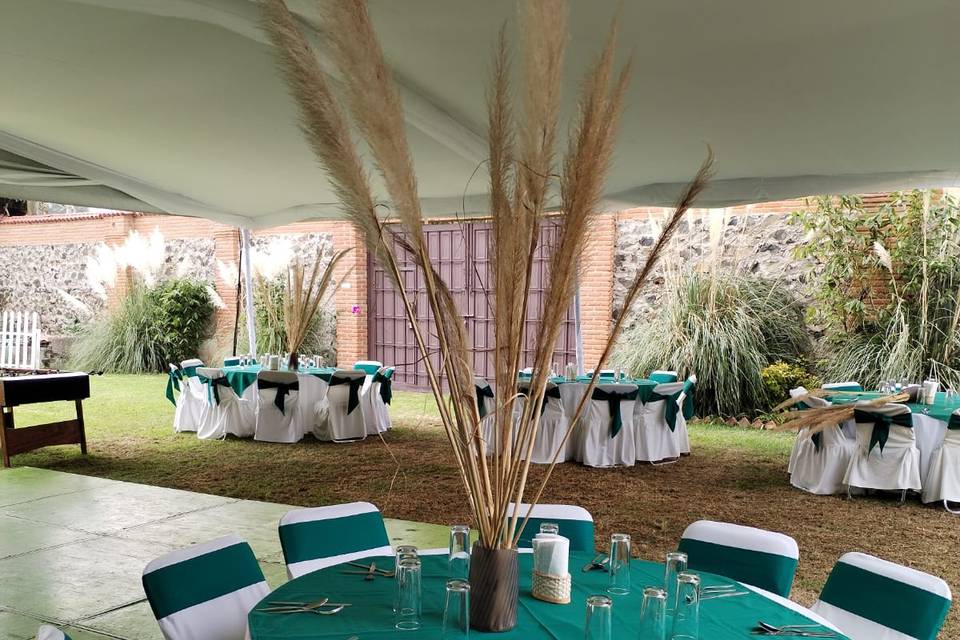 Mesas con manteles blancos y verdes
