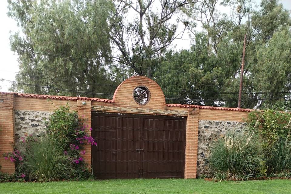 Jardín verde con casa