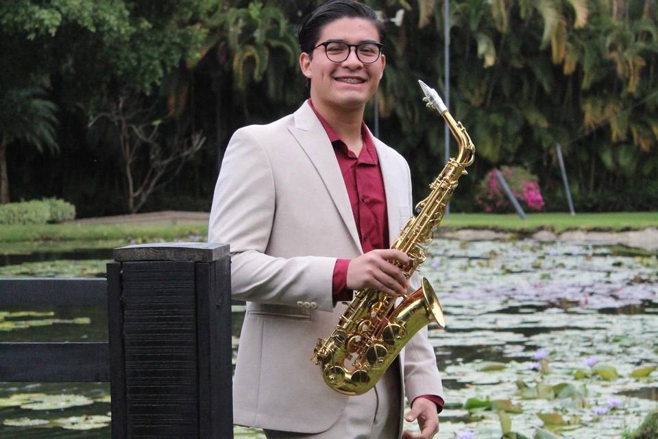 Saxofonista en parque