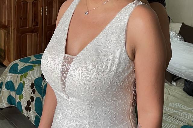 Novia de perfil sonriendo