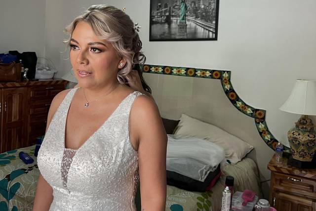 Novia con cabello rubio