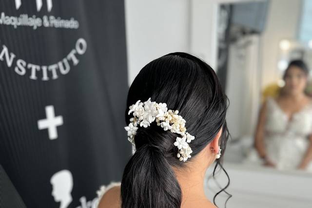 Peinado de coleta con flores