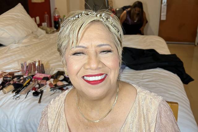 Maquillaje para piel madura con labios rojos