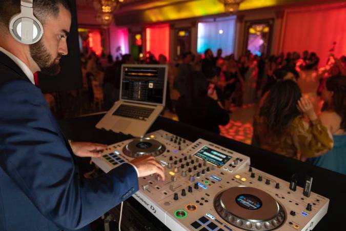 DJ con cabina