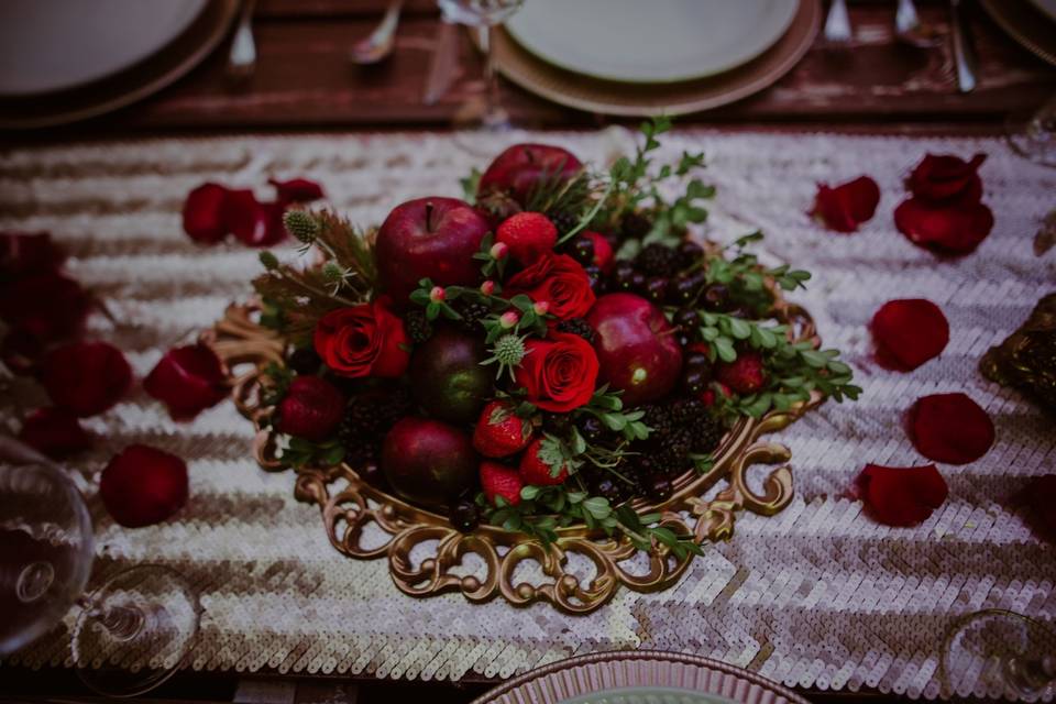 Centro de flores y frutos rojo