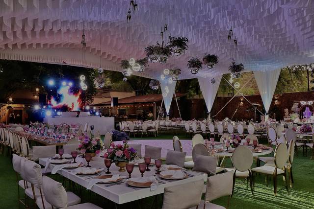 Evento en jardín decorado en blanco