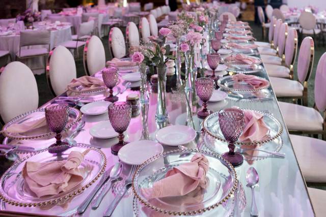 Mesa decorada con copas y flores