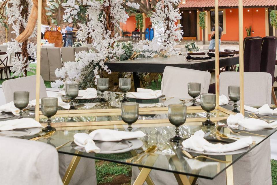 Decoración de un árbol en la mesa