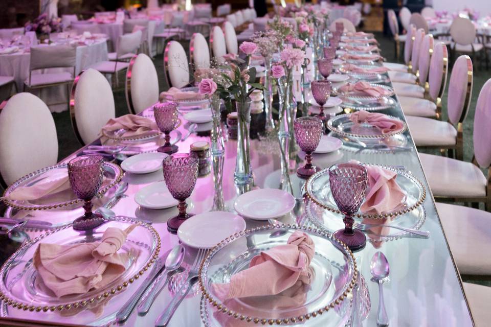 Mesa decorada con copas y flores
