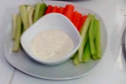 Crudités con salsa ranch