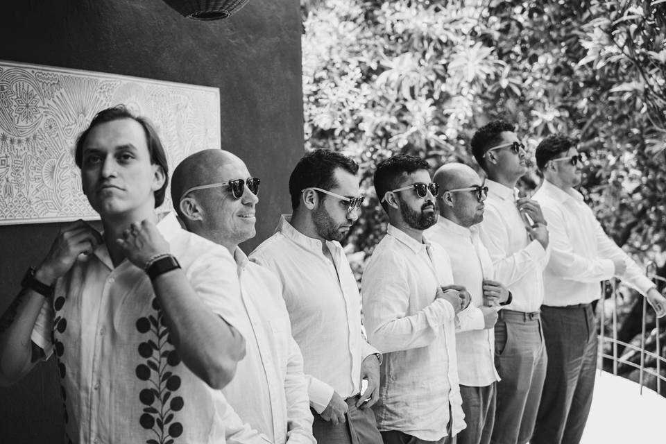 Novio y caballeros