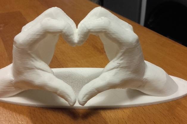 Manos haciendo corazón